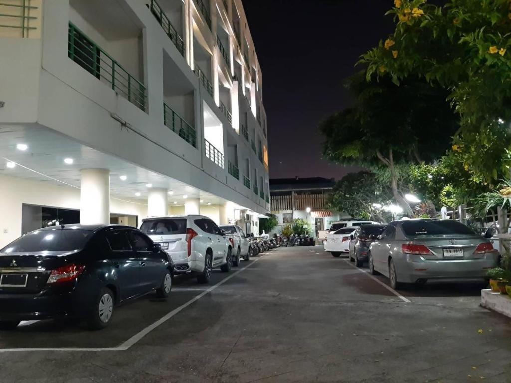 Central Place Hotel Rayong Exteriör bild